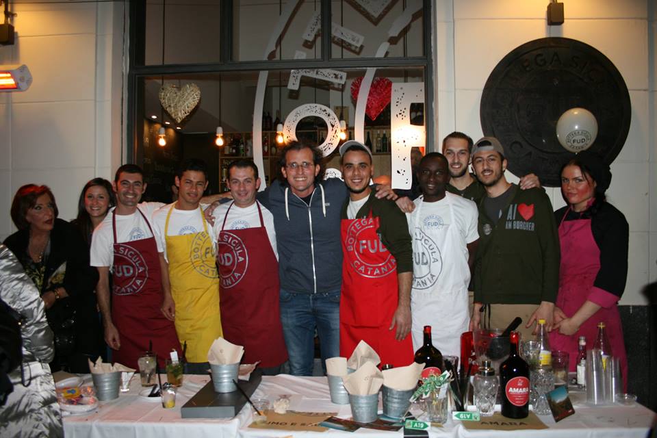 Andrea Graziano, al centro, con la squadra di Fud Catania