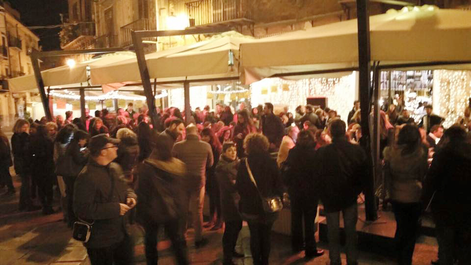 Folla davanti Fud Palermo