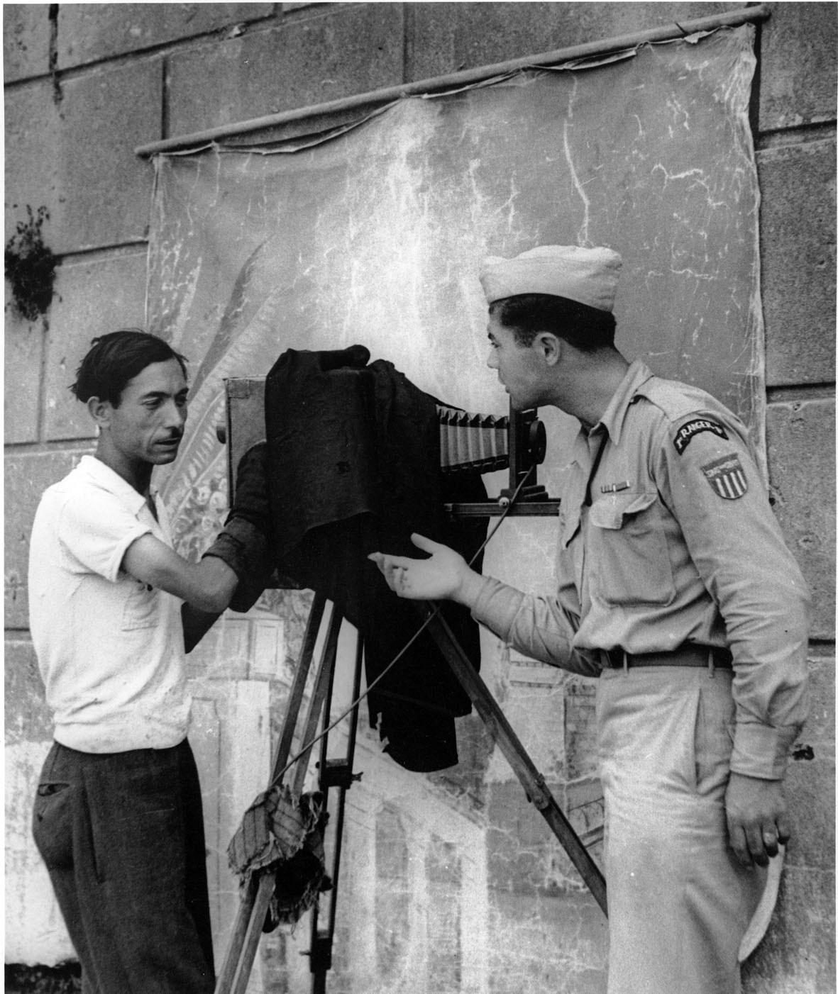 Phil Stern nel 1943 a Palermo con un fotografo ambulante