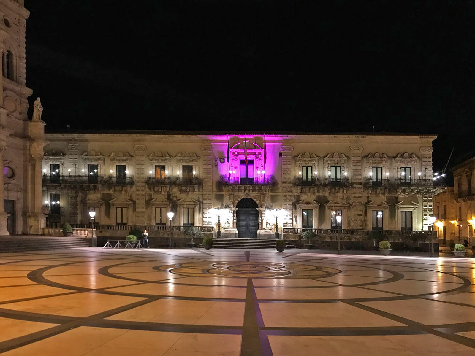 Acireale, il palazzo municipale illuminato di rosa