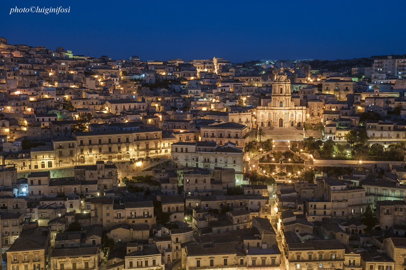 Vista su Modica alta e San Giorgio - ph Luigi Nifosì