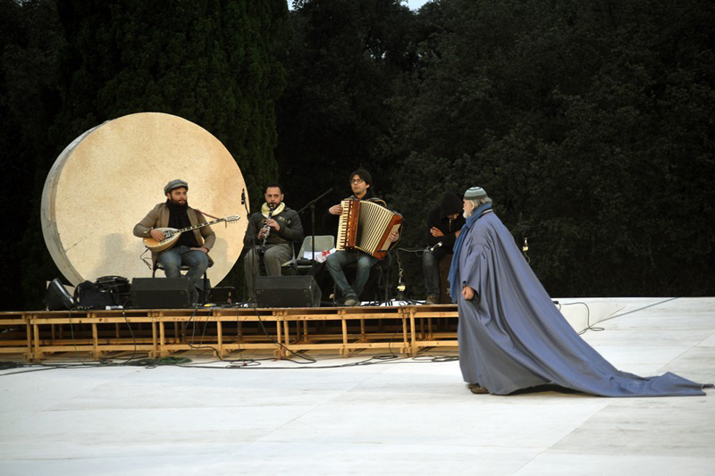 Moni Ovadia e i musicisti durante le prove de Le Supplici - foto Gianni Carnera
