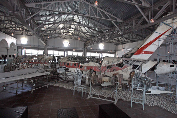 L'installazione permanente con il relitto del DC-9 di Christian Boltanski