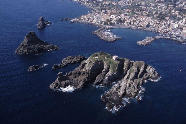 Isola Lachea e i faraglioni di Aci Trezza