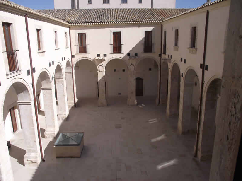 Vittoria, chiostro delle Grazie