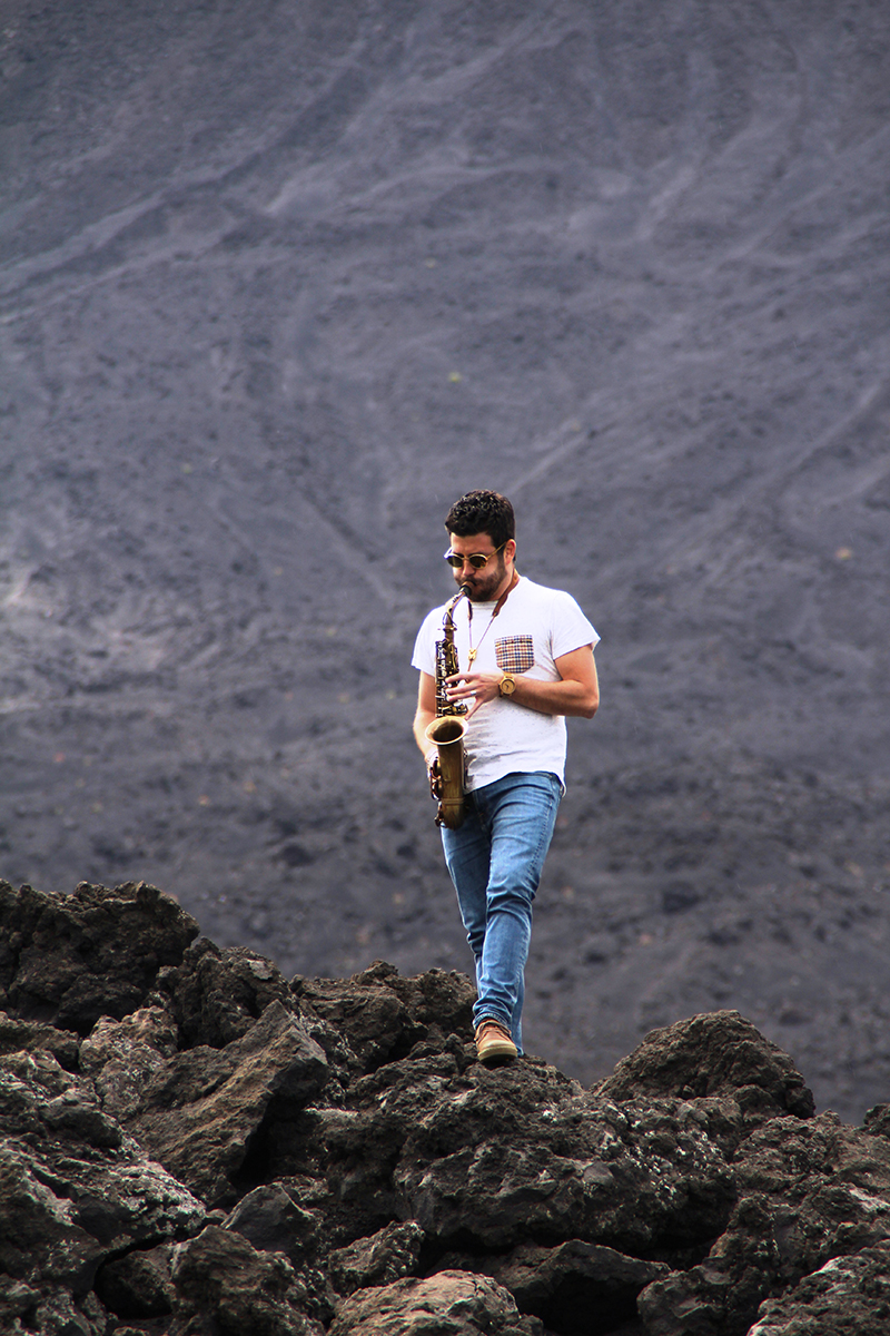 Francesco Cafiso durante le riprese di Etna Flow, foto di Roberta Scicali