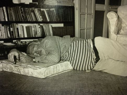 Hemingway che dorme, foto di Inge Feltrinelli