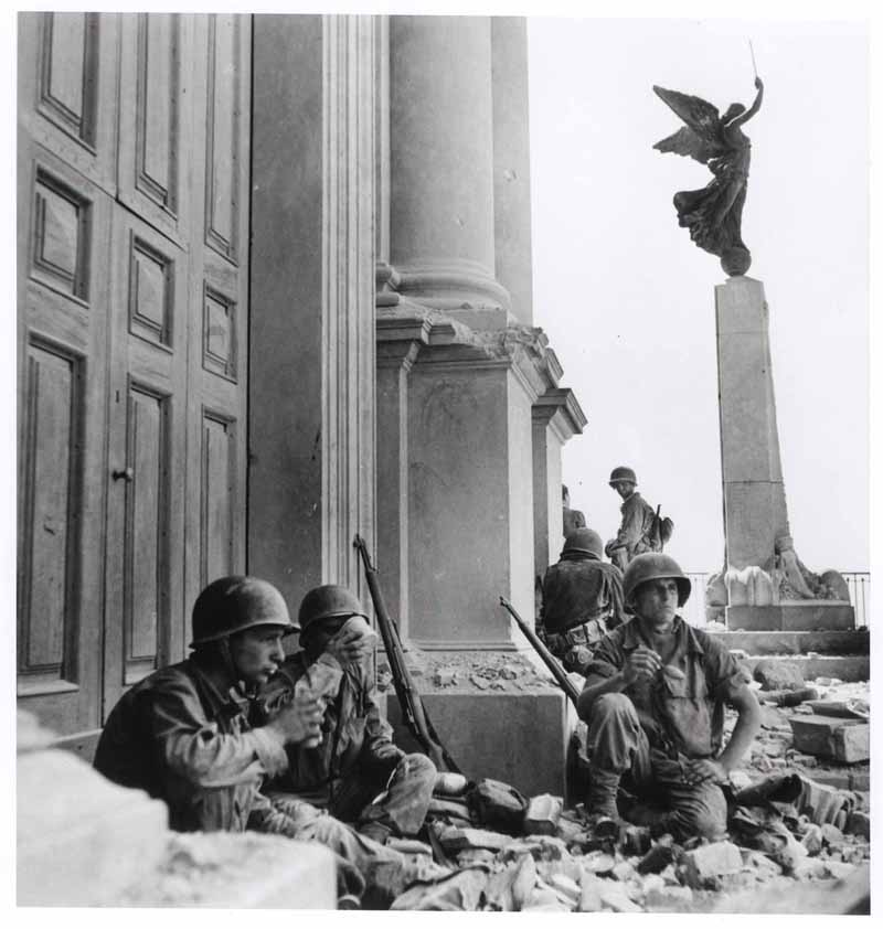 Robert Capa, Soldati americani a Troina, cattedrale Maria Santissima Assunta