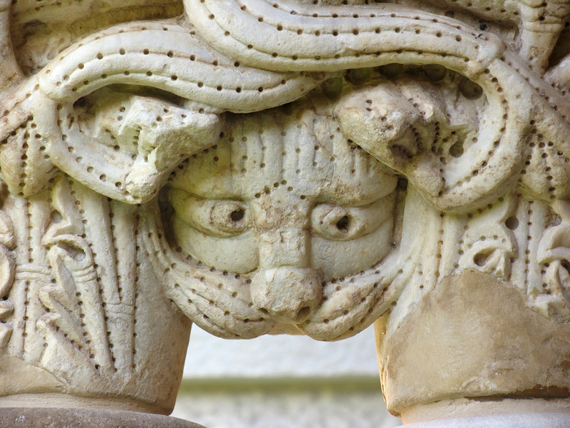 Cefalù, particolare di un capitello nel Chiostro del Duomo