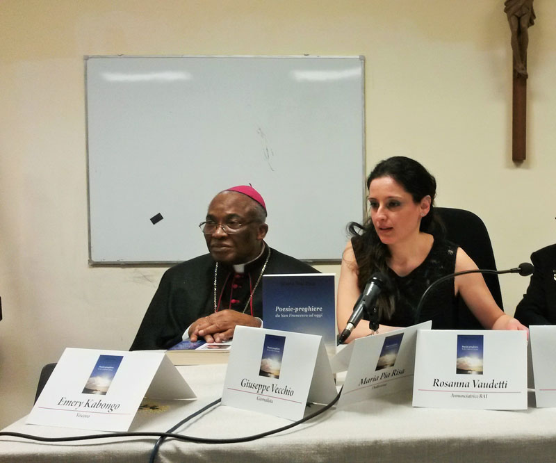 Maria Pia Risa e Monsignor Emery Kabongo durante la presentazione in Vaticano