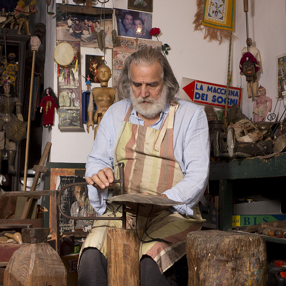 Mimmo Cuticchio in laboratorio