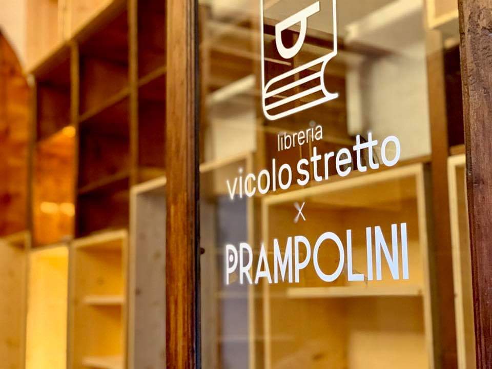 Il logo Vicolo Stretto nella nuova insegna Prampolini