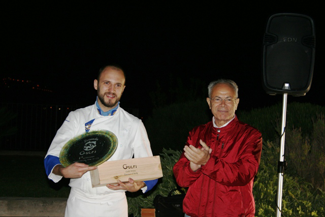 Giuseppe Venezia premiato da Vito Catania, patron di Gulfi