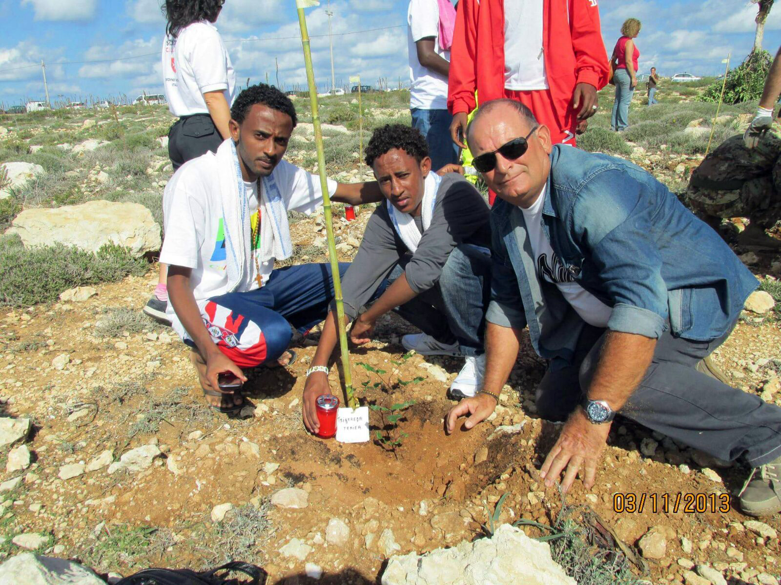 Costantino Baratta con due dei sopravvissuti, tornati a Lampedusa per commemorare le vittime