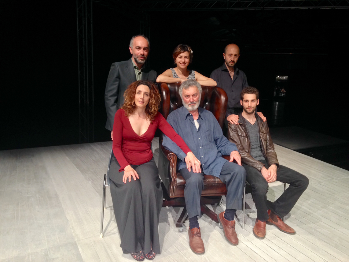 Il cast con la regista