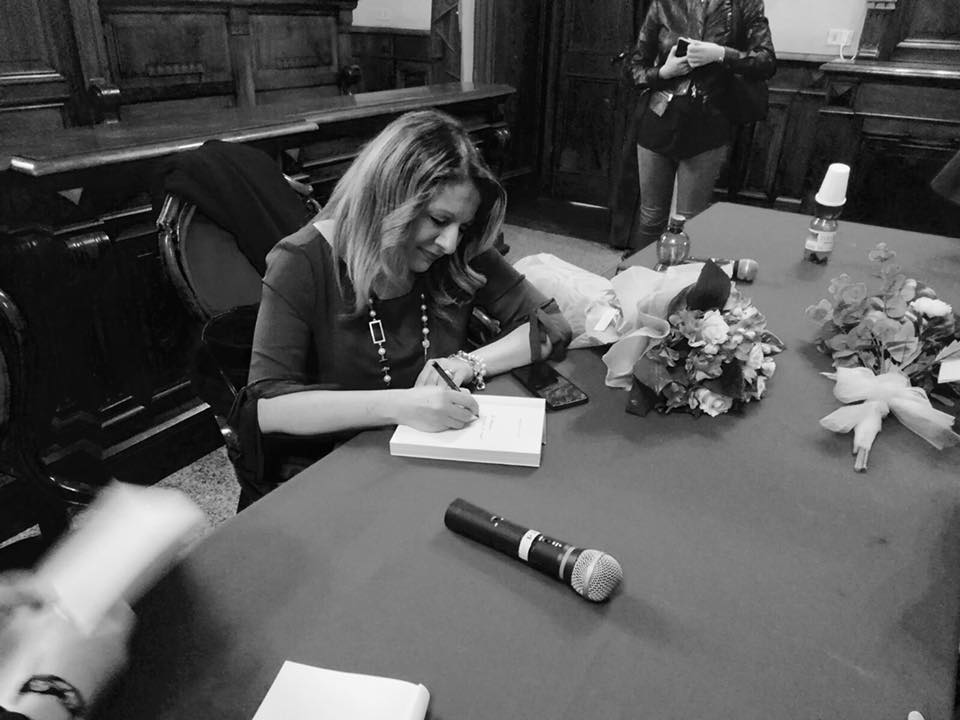 La Lo Iacono durante una presentazione editoriale