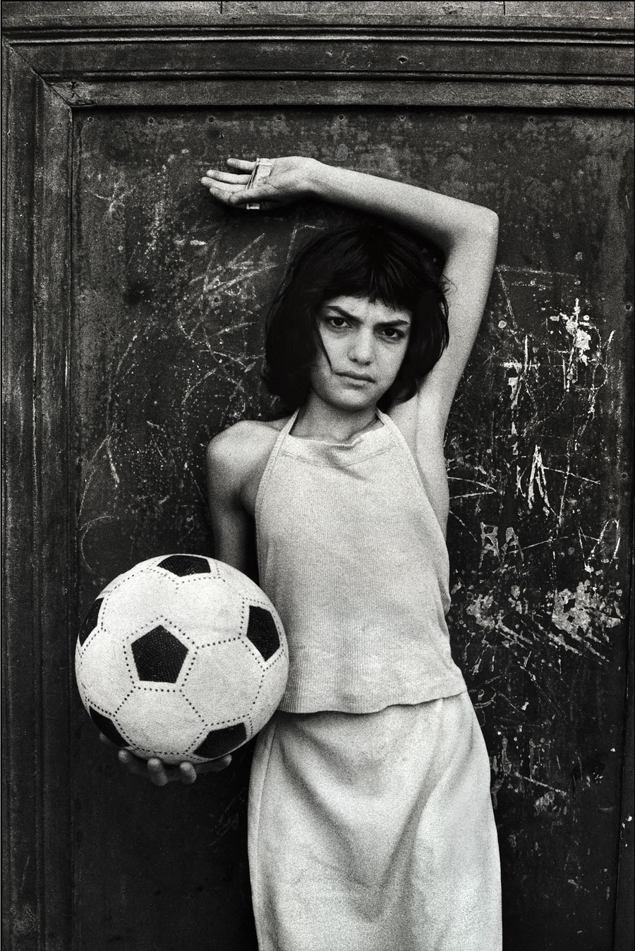 La bambina con il pallone, quartiere la Cala Palermo, 1980. Courtesy Letizia Battaglia 