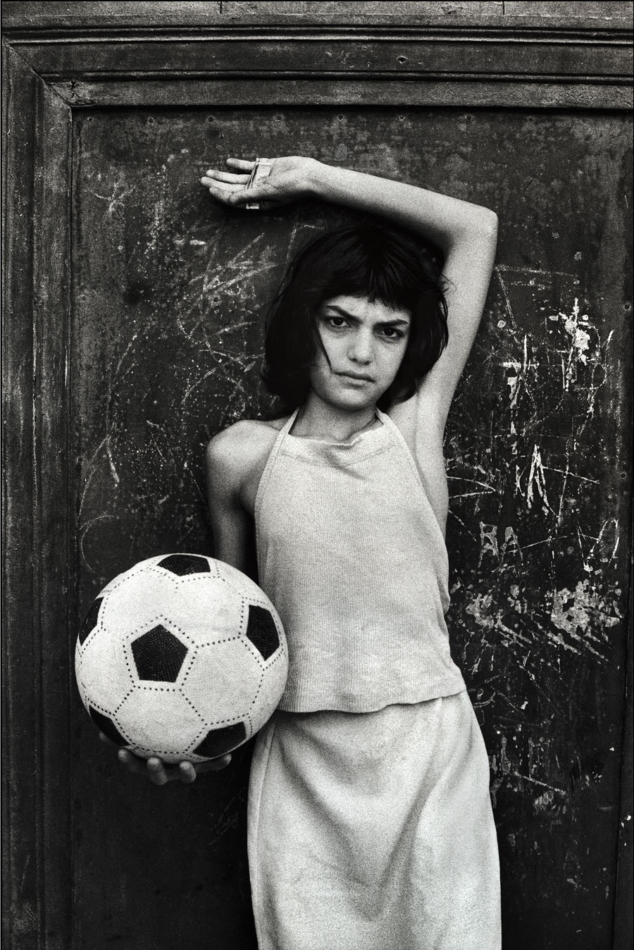 La bambina con il pallone, quartiere la Cala Palermo, 1980. Courtesy Letizia Battaglia