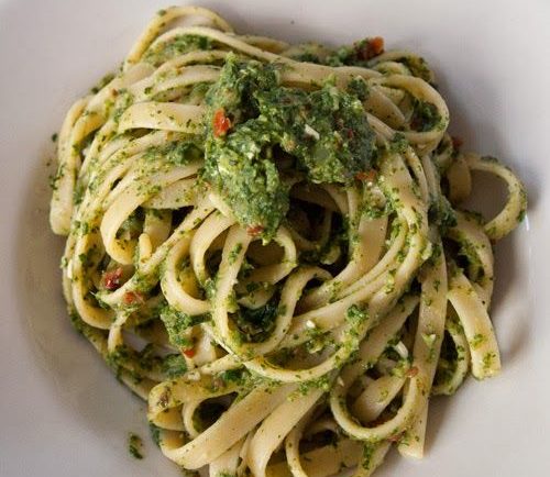 Linguine al pesto di sinapu, broccoli e mandorle