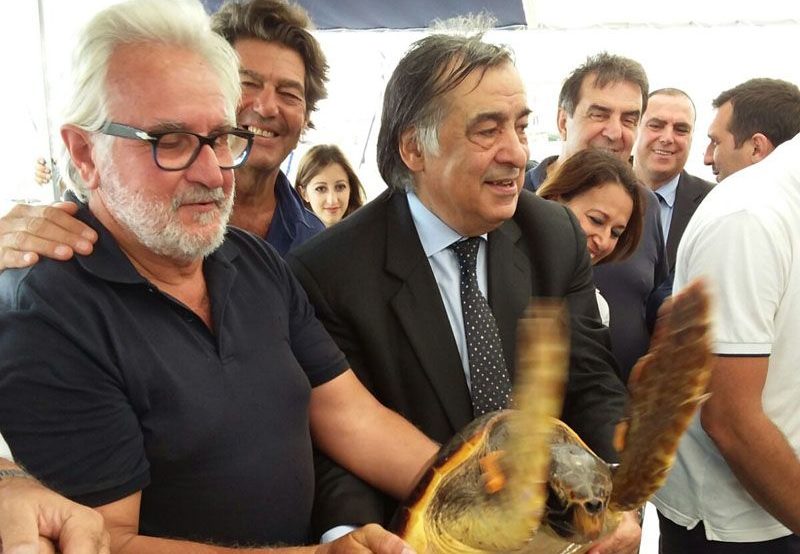 Leoluca Orlando libera due “Caretta Caretta” alla Cala di Palermo