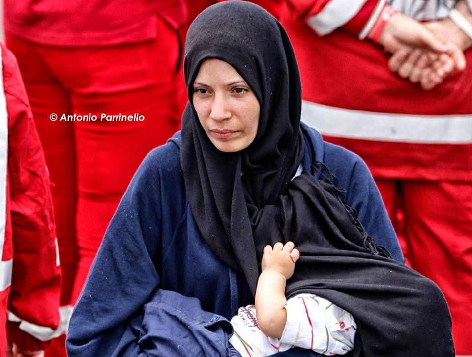 Mamma Melania, papà Matteo e la Natività siciliana dei migranti