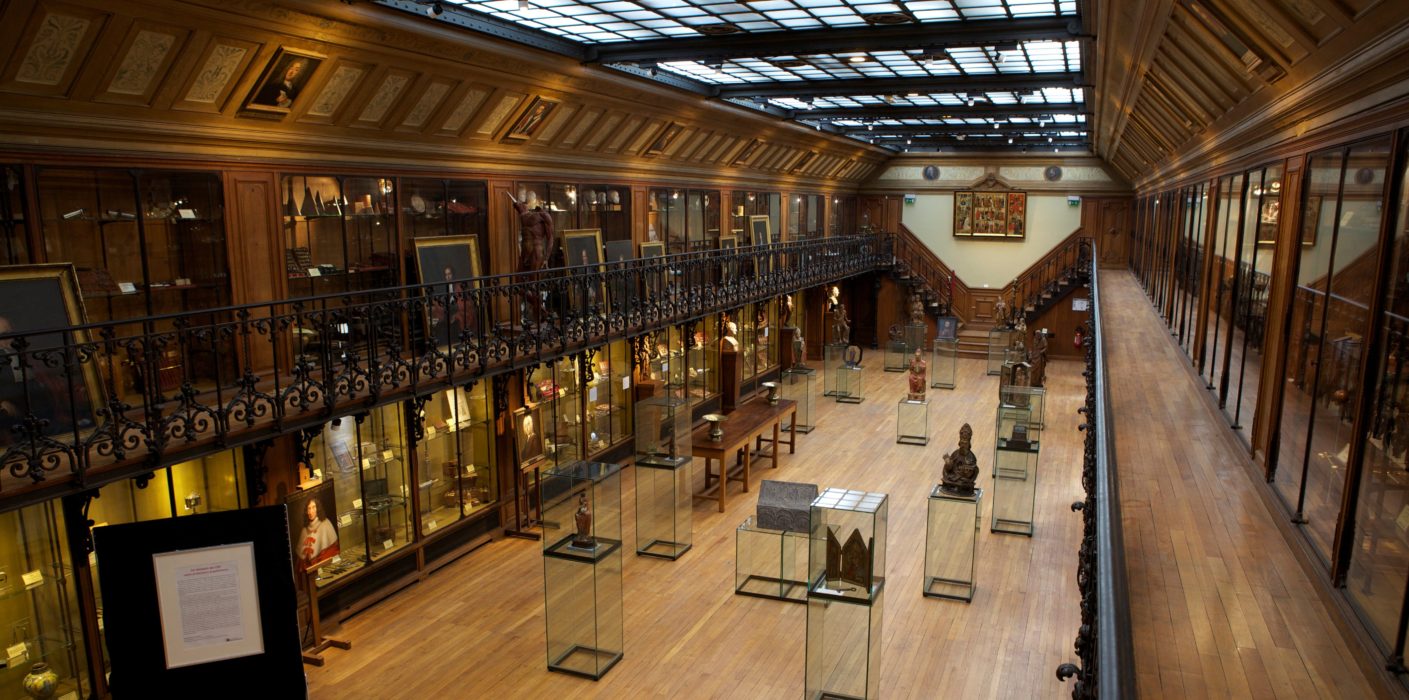 Il Musée d’histoire de la medicine di Parigi e il bisturi piegato alla Royal