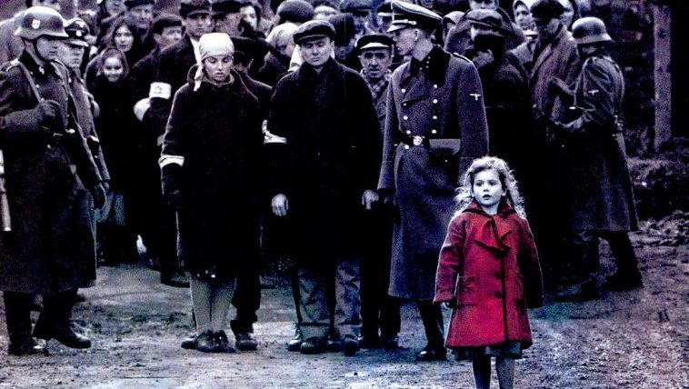 Quel lembo scarlatto di Schindler’s List che cancella l’oblio dei lager nazisti