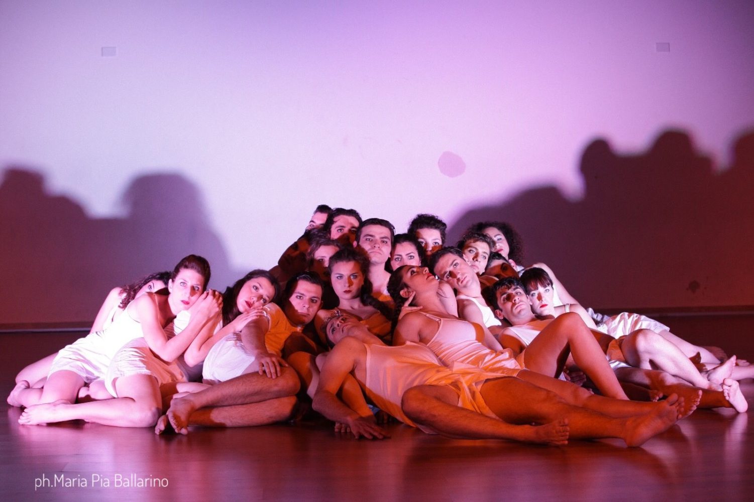 A piedi nudi sul palco: gioie, ansie, passioni e sogni dell’Accademia del Dramma Antico