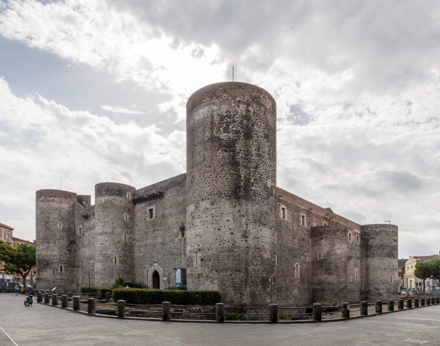 L’autobooks di Catania al “Castello liberato”, domenica 3 maggio in piazza Federico di Svevi