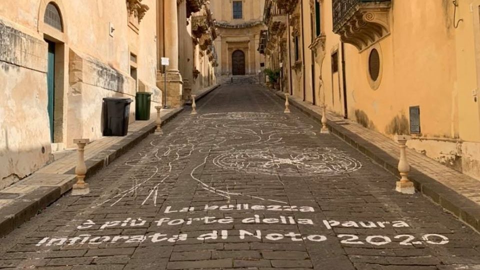 “La bellezza è più forte della paura”, l’Infiorata di Noto 2020 va in scena sui social