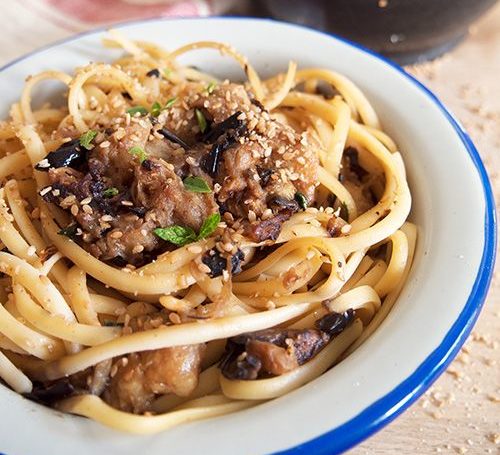 Una pasta con le melanzane fuori dalla “Norma”