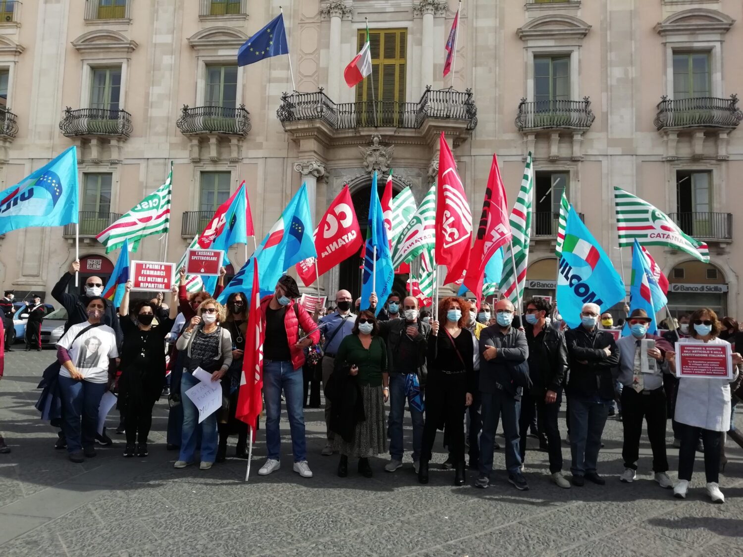 “Tu mi chiudi e tu mi paghi”, i lavoratori in piazza contro il lockdown di cinema e teatri