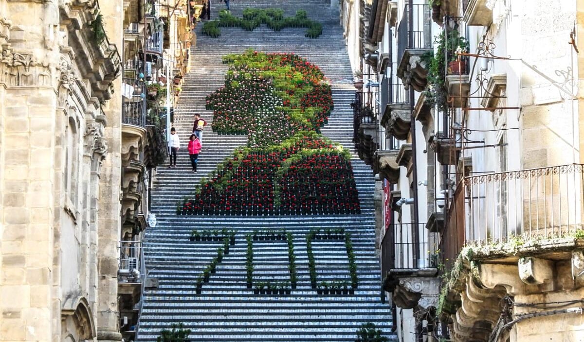 La Scala infiorata di Caltagirone rende omaggio al Settecentenario dantesco