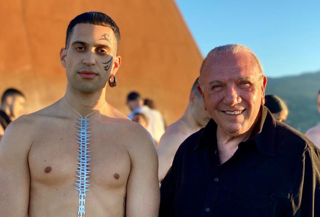 Mahmood gira a Fiumara d’arte il videoclip di “Klan”