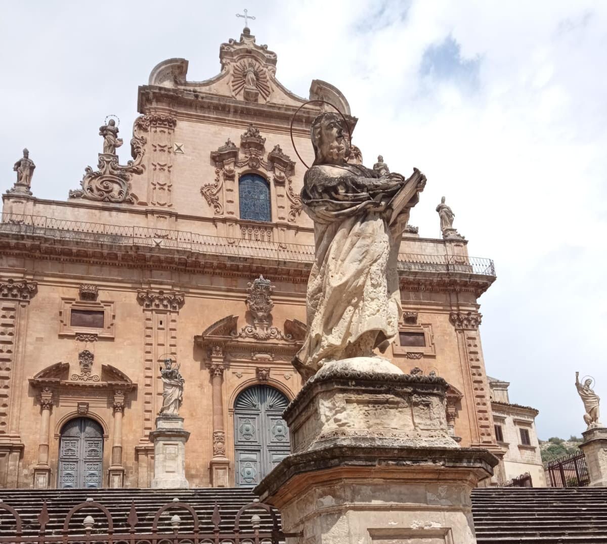 Modica, la Regione siciliana interviene sulle statue intorno la Chiesa di San Pietro