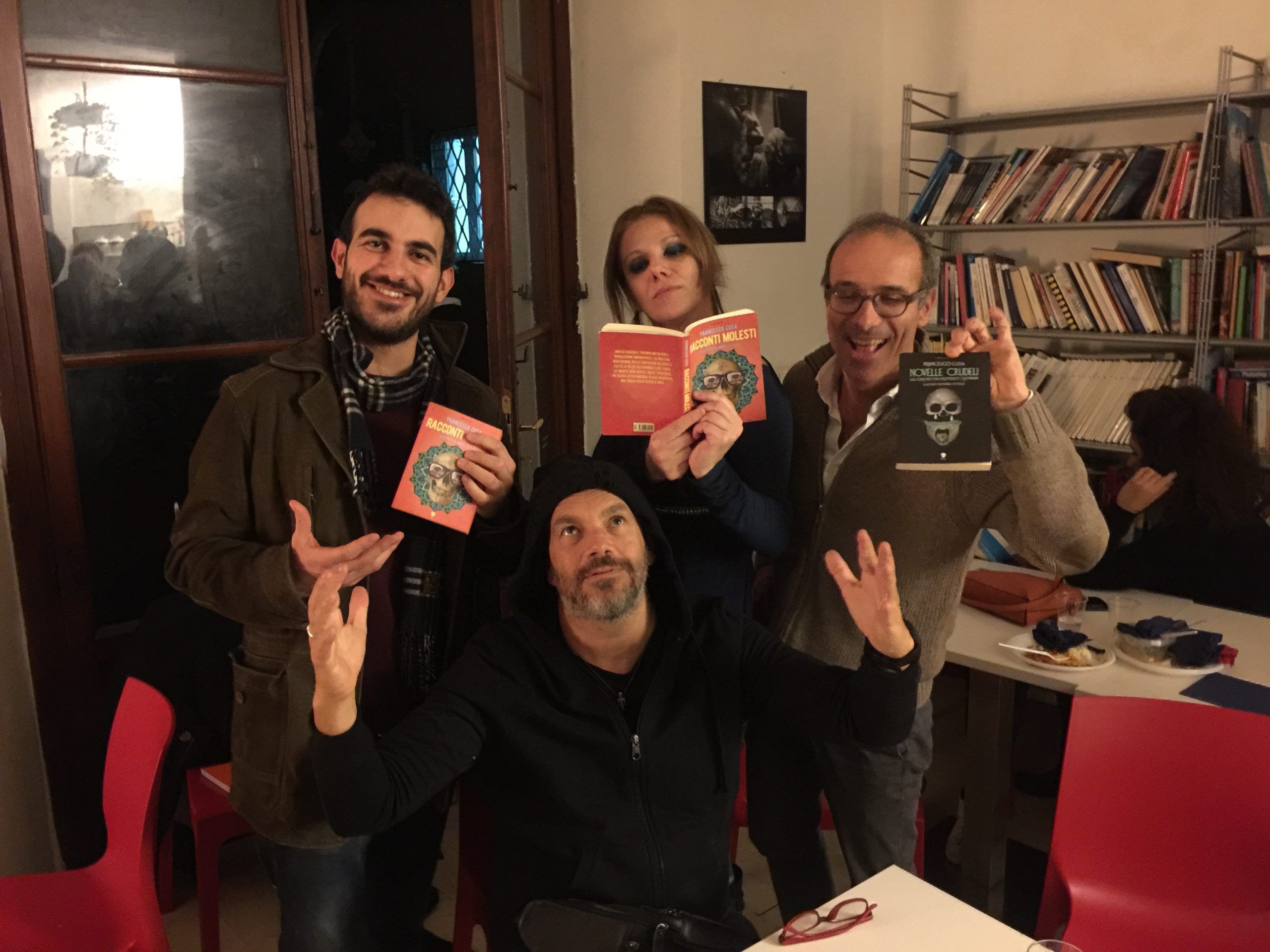 Cusa, al centro senza libri in mano, alla presentazione delle sue "Novelle crudeli" e "Racconti molesti"