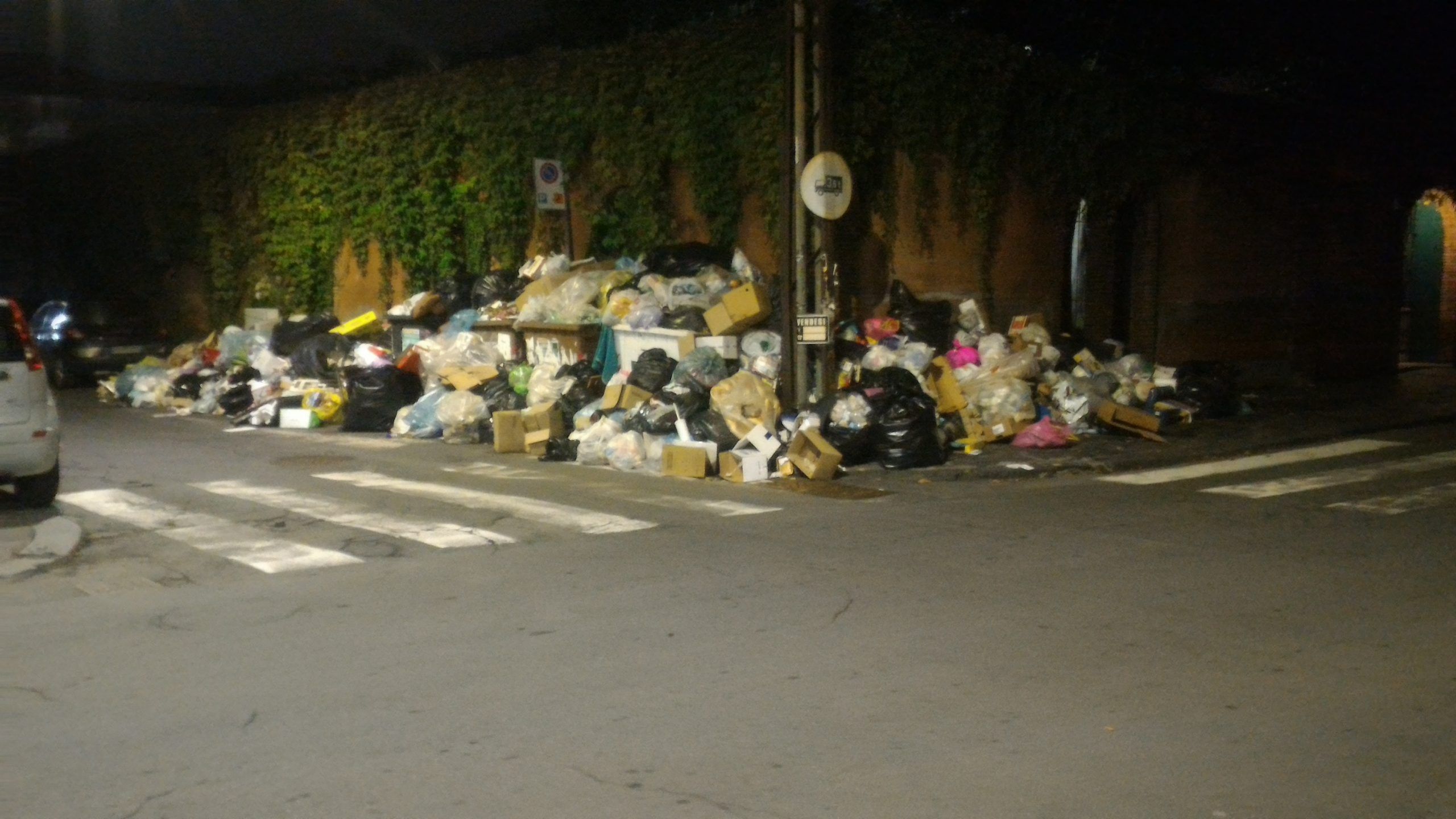 Emergenza rifiuti a Catania, raccolta straordinaria in discarica poi a tappe forzate verso la differenziata