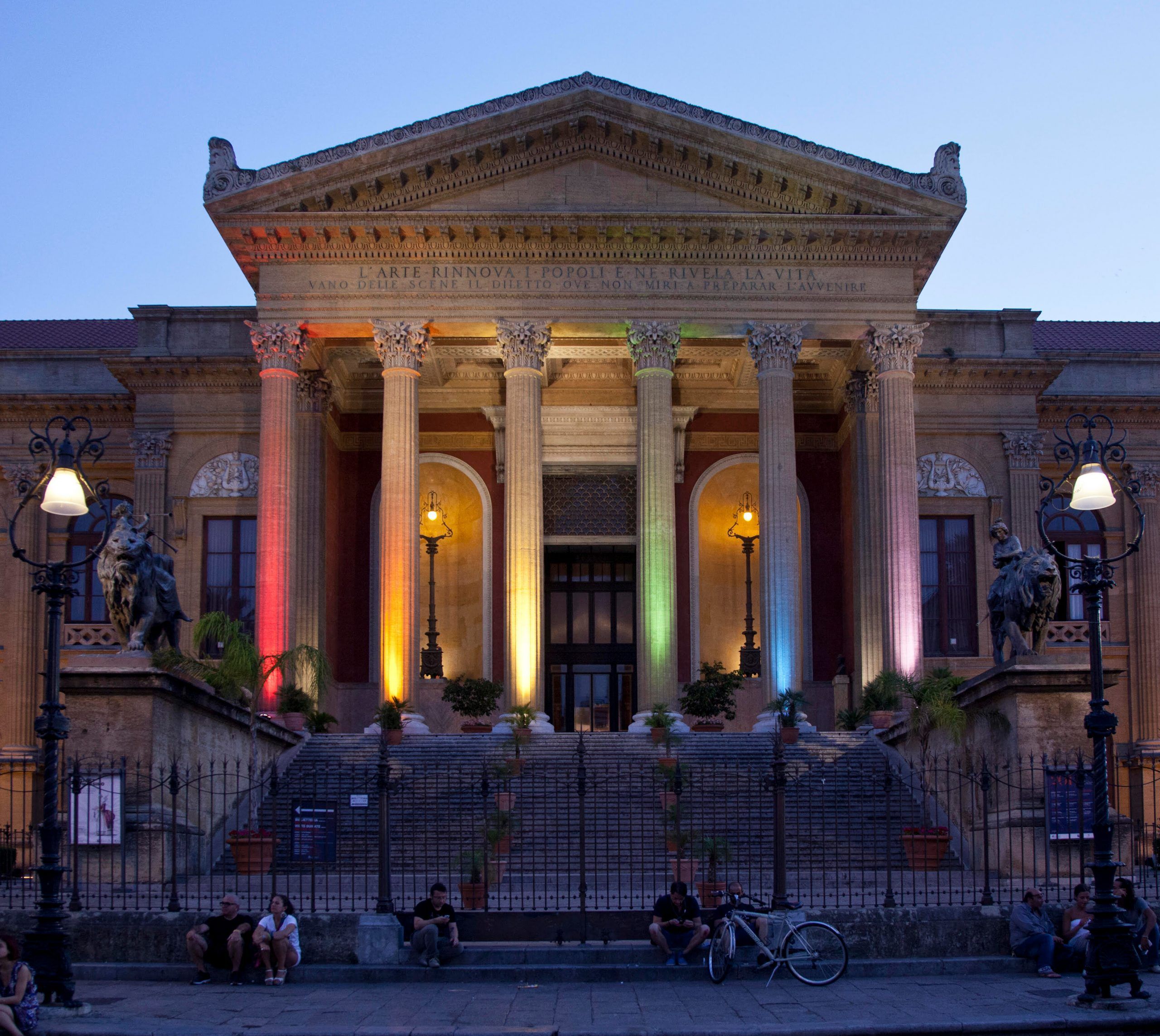 I colori della pace contro la guerra al Teatro Massimo di Palermo