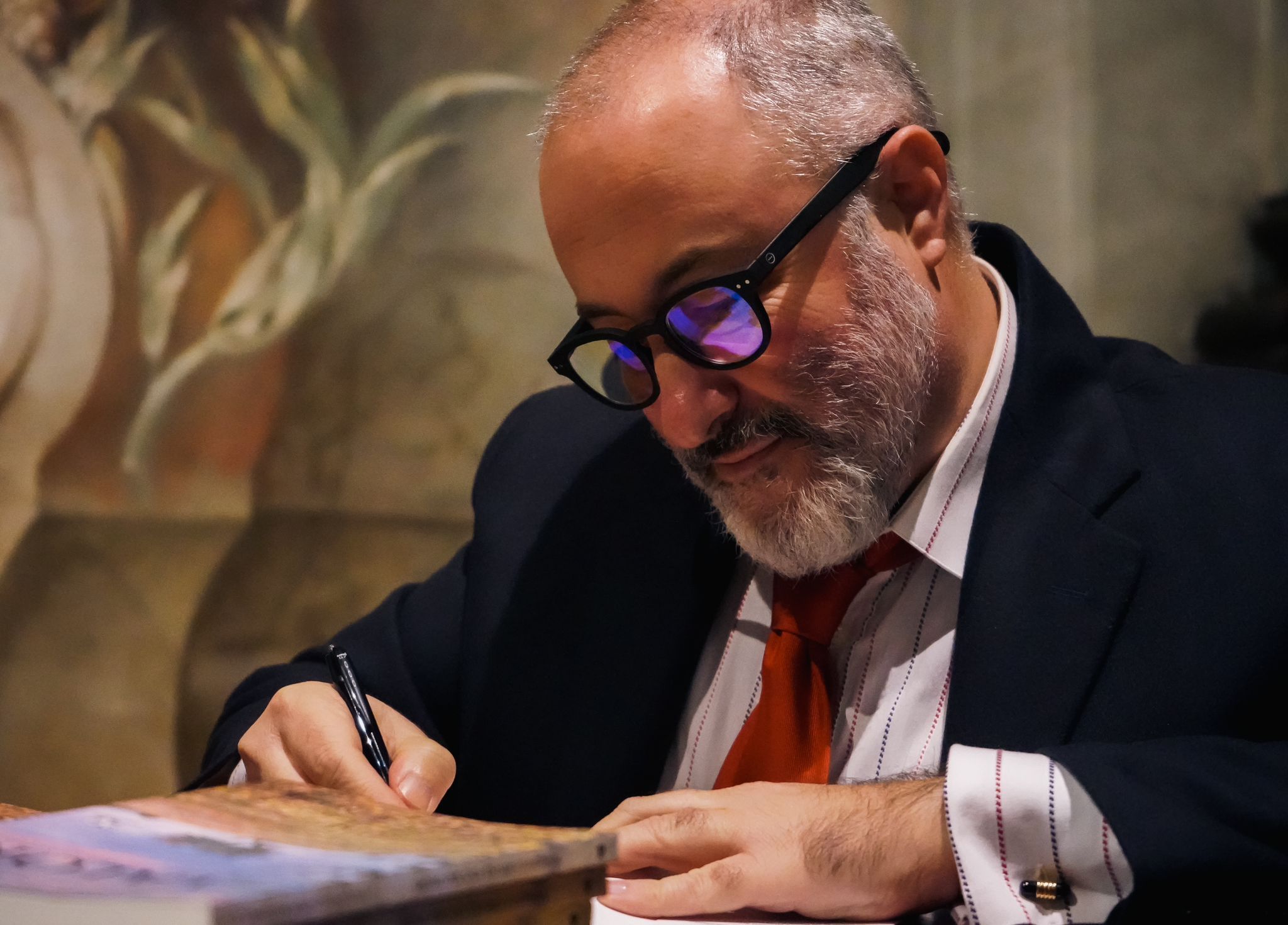 Firmacopie dell'autore alla presentazione del 19 novembre presso il Monastero di San Benedetto a Bergamo (Foto, Lorenzo Rota Studios)