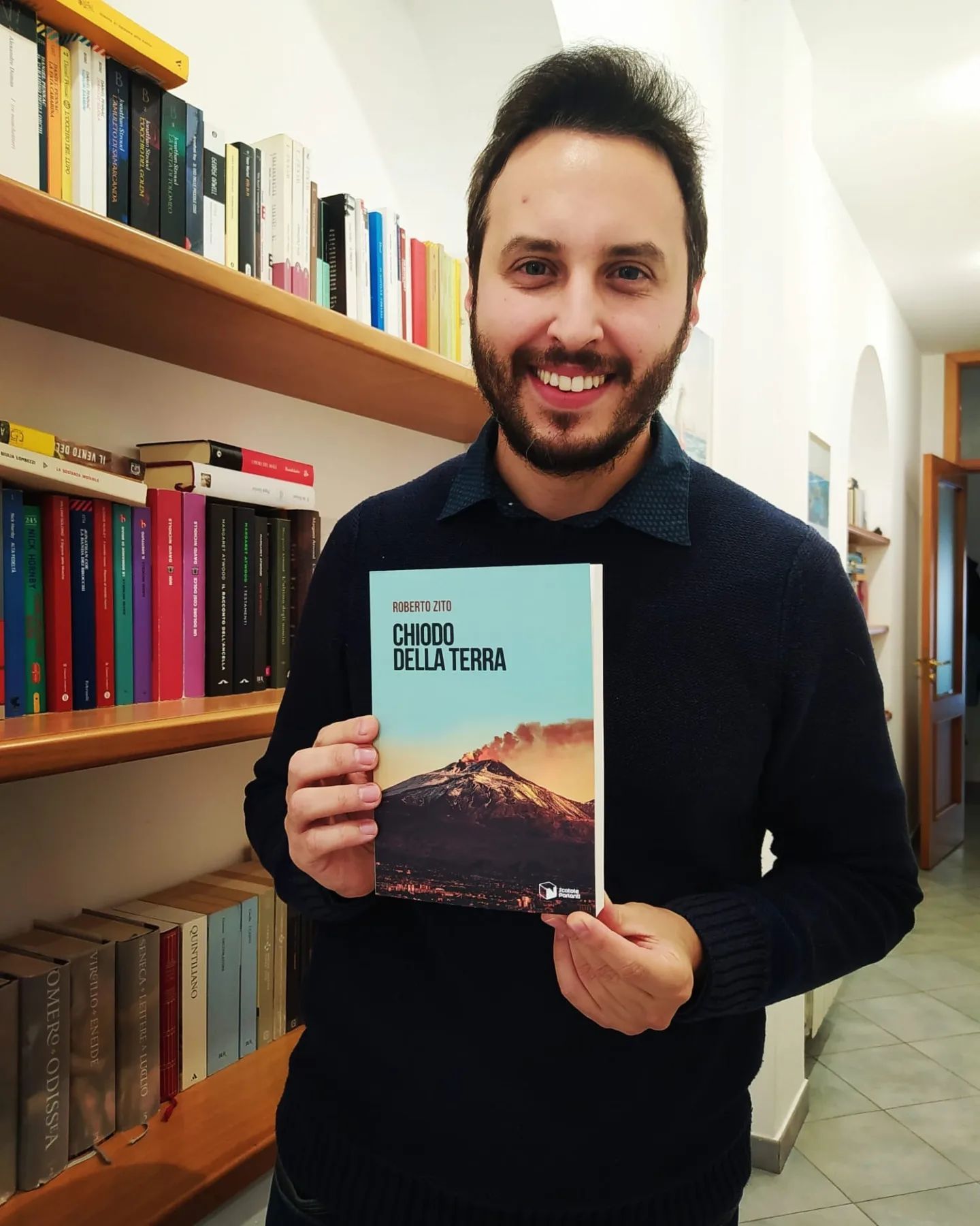 Roberto Zito con in mano una copia del suo romanzo