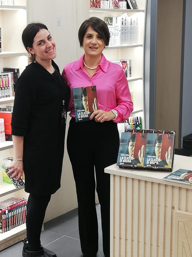 Con Caterina Tirenni, responsabile Mondadori Mabookstore Via Etnea, Catania (Foto, Luchetta Bonfiglio)