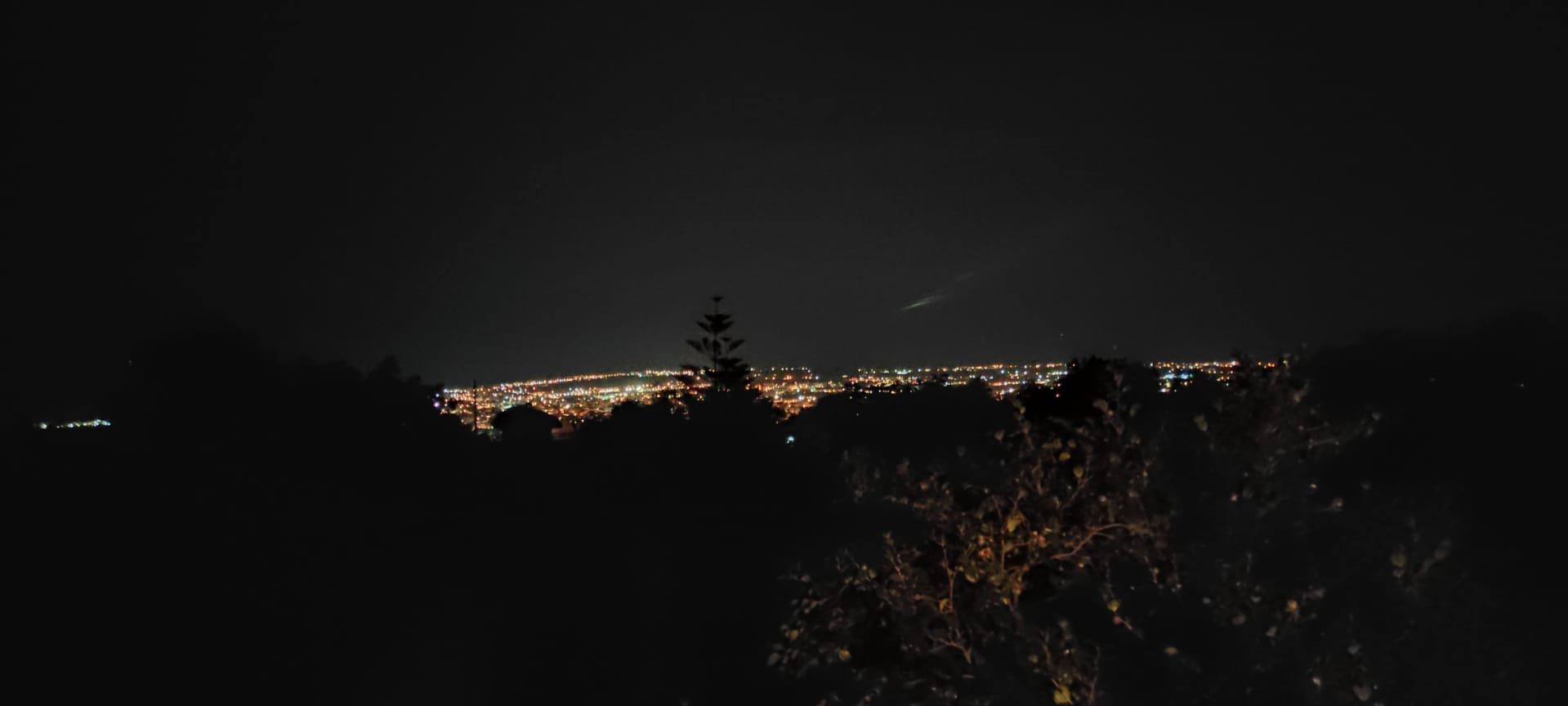 Una foto di Contarino al panorama da casa sua sull'Etna