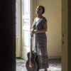 Con “Ora” l’essere nel presente della cantautrice catanese Etta Scollo è un battito poetico di parole