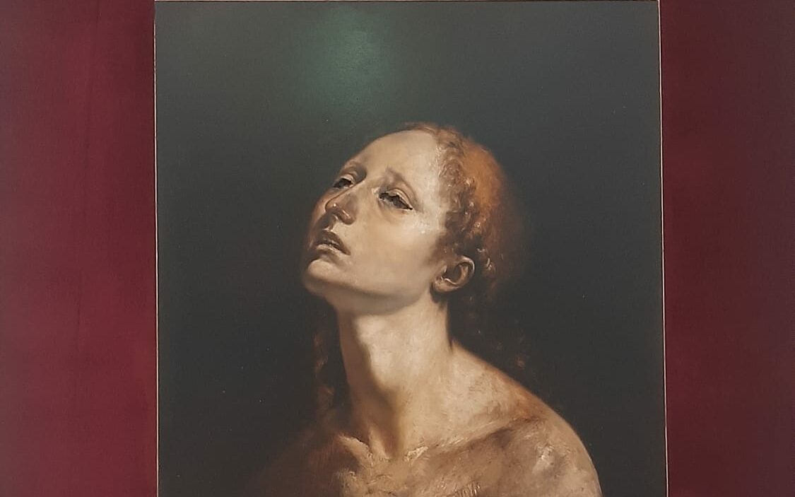 L’omaggio dell’arte a Santa Lucia, dai chiaroscuri di Caravaggio all’intelligenza artificiale di Samorì
