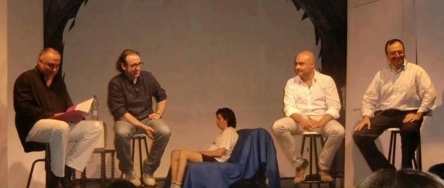 A sinistra Ubaldo Ferrini, io nello sfondo il "Gong umano" (Giuseppe Andronico), Luigi Pulvirenti e Giovanni Sollima durante la prima di "Peemette una parola?"
