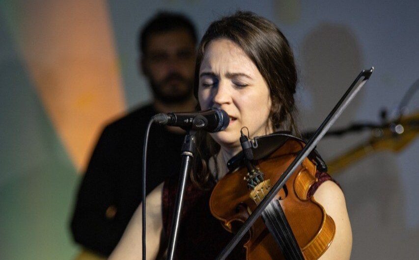Viola Èva Okos, a Catania il folk ungherese in chiave crossover